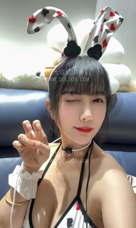 南山童颜巨乳美少妇